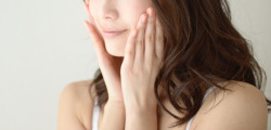 ほほに手を当てた女性